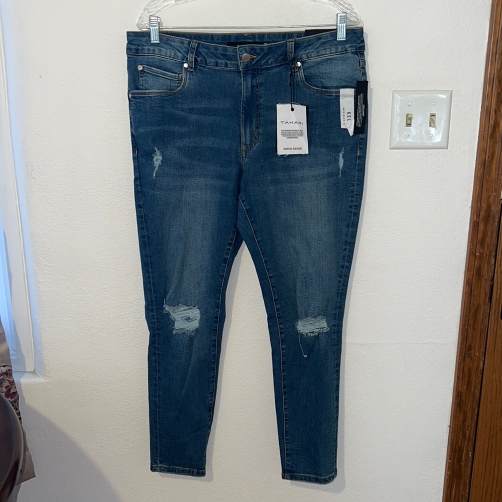 Tahari Mid Rise Skinny Distressed Jeans 👖 Size 14/32 NWT